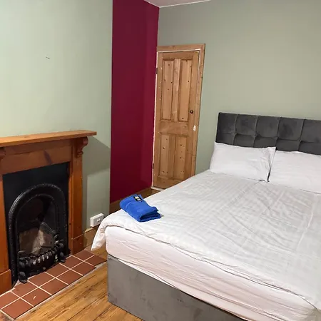 Hometel Digs Nice Comfy Home Sleeps 12 Leicester Exterior photo