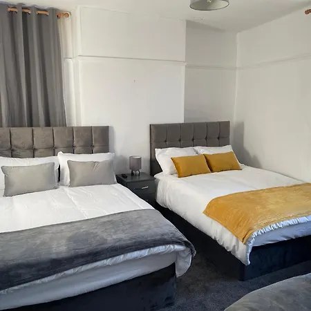 Hometel Digs Nice Comfy Home Sleeps 12 Leicester Exterior photo