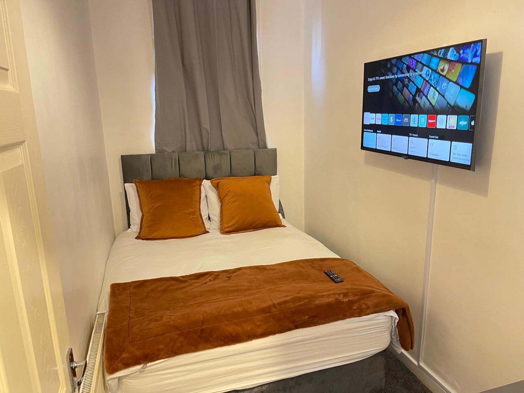 Hometel Digs Comfy Sleeps 12 Лестер