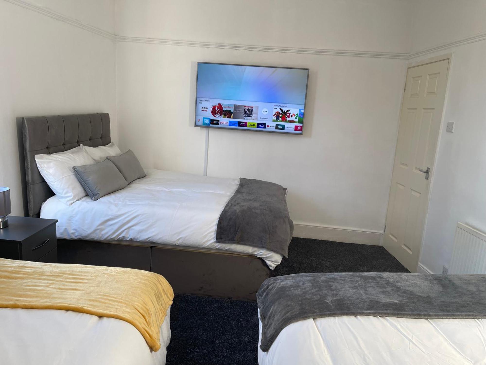 Апартаменты Hometel Digs Comfy Sleeps 12 *