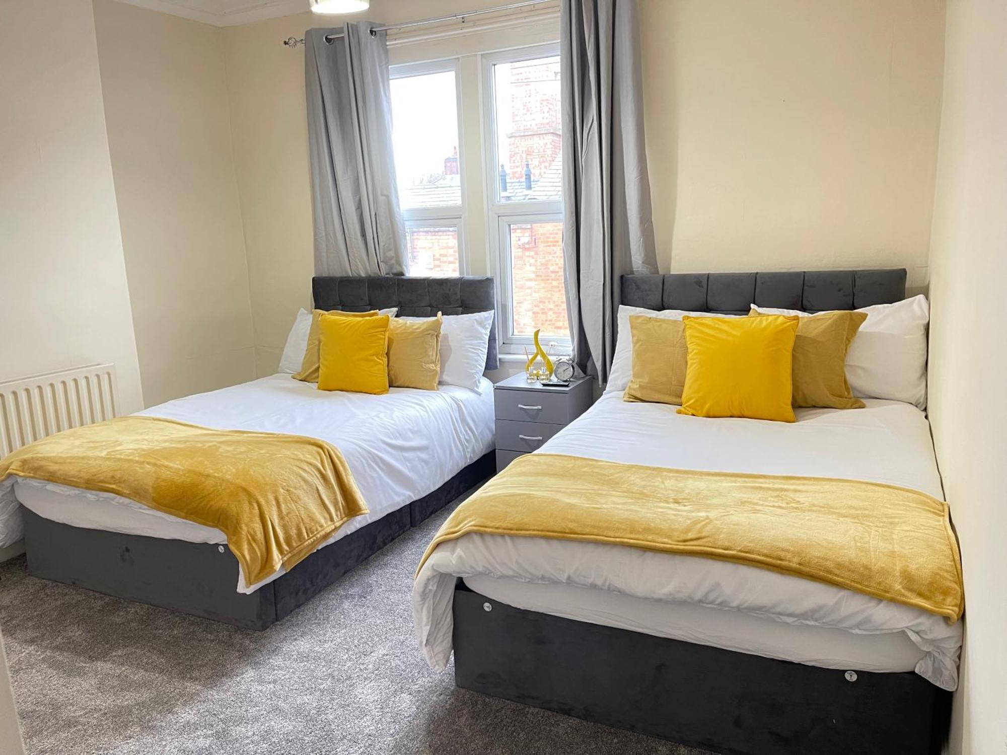 Апартаменты Hometel Digs Comfy Sleeps 12 *
