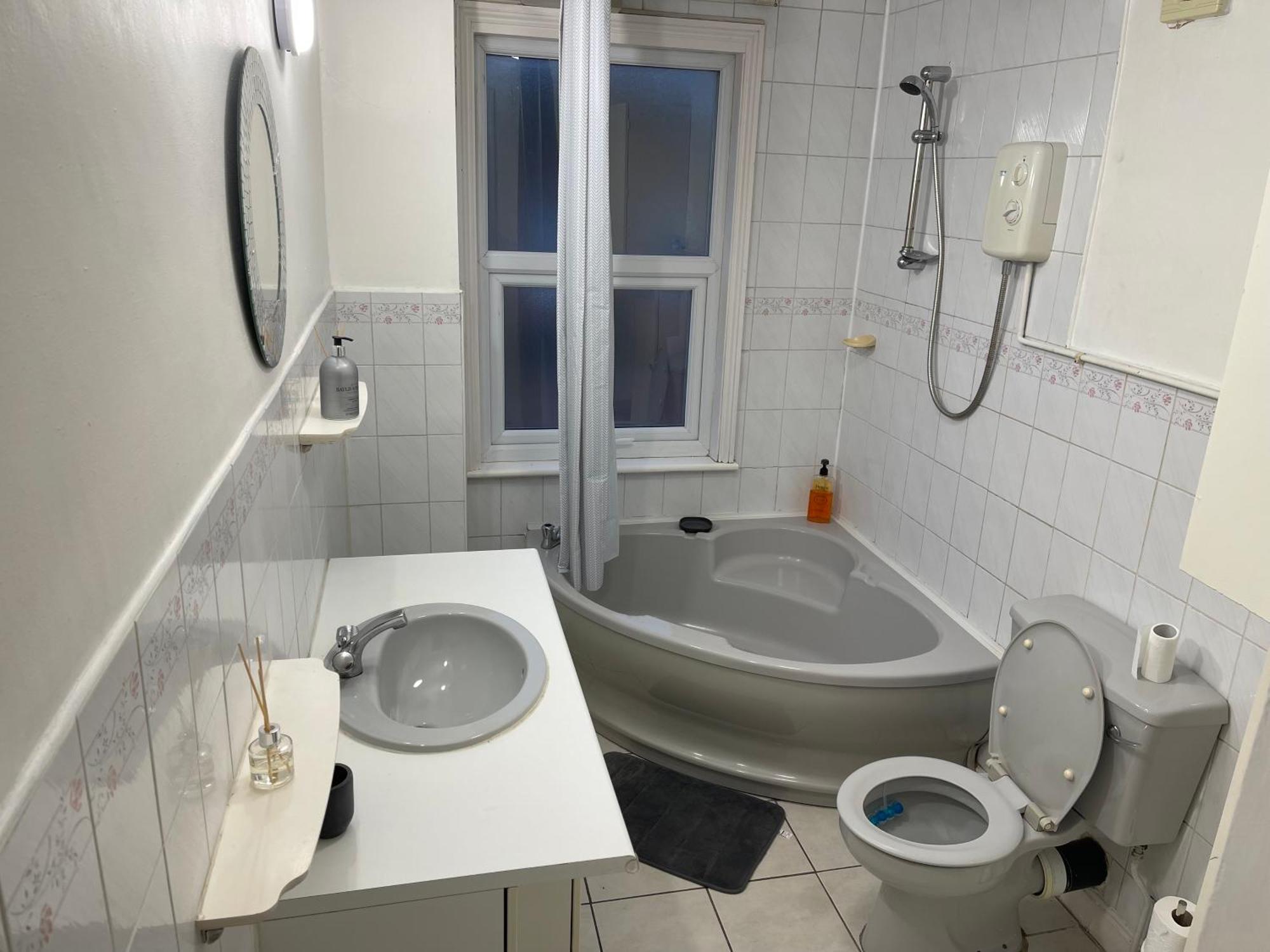 Апартаменты Hometel Digs Comfy Sleeps 12