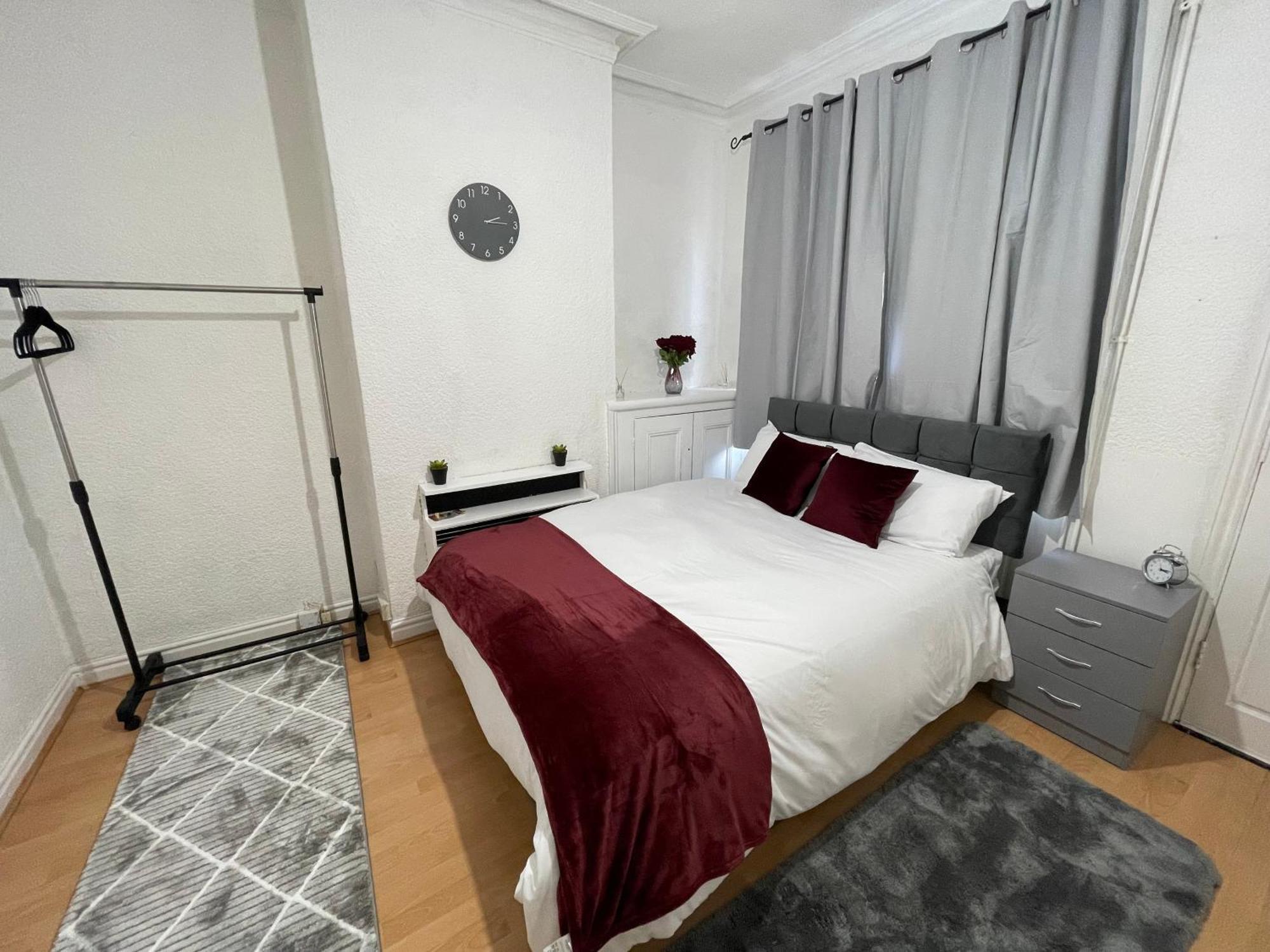 Апартаменты Hometel Digs Comfy Sleeps 12